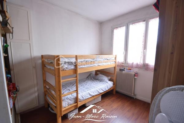 # DRANCY – Appartement avec un potentiel exceptionnel ! 65 m² habitables + sous-sol aménageable – 3 parkings et garage.

**Vous recherchez un bien à personnaliser selon vos envies ? Cette opportunité est faite pour vous !**

Situé en rez de chaussée, cet appartement de 65 m² offre un potentiel rare grâce à son vaste sous-sol (non compris dans la surface habitable), permettant d'imaginer un espace de vie beaucoup plus important.

L'étage principal se compose d'une entrée, d'un séjour, d'une cuisine indépendante, de deux chambres, salle d'eau et WC.

Le véritable plus de ce bien se trouve au sous-sol. Cet espace offre de nombreuses possibilités d'aménagement : trois chambres supplémentaires, seconde cuisine, d'une salle d'eau , WC, d'un espace de loisirs, d'un bureau pour le télétravail ou encore d'un logement pour accueillir famille et amis (sous réserve des autorisations et réglementations en vigueur).

À l'extérieur, vous bénéficierez d'un confort de stationnement particulièrement rare avec TROIS places de parking privatives ainsi qu'un garage fermé.

L'appartement nécessite des travaux de rénovation et un important rafraîchissement, laissant libre cours à votre imagination pour créer un bien entièrement à votre image.

### Les atouts ###
✔ Rez-de-chaussée pratique et accessible
✔ 2 chambres existantes
✔ Sous-sol offrant un fort potentiel d'aménagement
✔ Cuisine indépendante
✔ 3 places de stationnement privatives
✔ Garage fermé

### situation ###
Quartier le petit Drancy,
🚋 À proximité de la station Drancy–Bobigny du tramway T1.
🚇 Accès rapide à la future ligne 15 du Grand Paris Express (station Drancy–Bobigny), un véritable atout pour la valorisation du secteur.
🛍️ Commerces de proximité, écoles et services accessibles rapidement.
🚗 Accès facile à l'A86, à la N186 et aux principaux axes routiers.

Une visite vous permettra de mesurer tout le potentiel de ce bien unique sur le secteur.