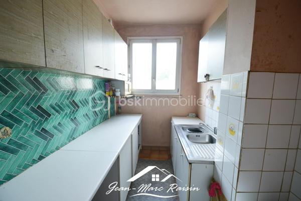# DRANCY – Appartement avec un potentiel exceptionnel ! 65 m² habitables + sous-sol aménageable – 3 parkings et garage.

**Vous recherchez un bien à personnaliser selon vos envies ? Cette opportunité est faite pour vous !**

Situé en rez de chaussée, cet appartement de 65 m² offre un potentiel rare grâce à son vaste sous-sol (non compris dans la surface habitable), permettant d'imaginer un espace de vie beaucoup plus important.

L'étage principal se compose d'une entrée, d'un séjour, d'une cuisine indépendante, de deux chambres, salle d'eau et WC.

Le véritable plus de ce bien se trouve au sous-sol. Cet espace offre de nombreuses possibilités d'aménagement : trois chambres supplémentaires, seconde cuisine, d'une salle d'eau , WC, d'un espace de loisirs, d'un bureau pour le télétravail ou encore d'un logement pour accueillir famille et amis (sous réserve des autorisations et réglementations en vigueur).

À l'extérieur, vous bénéficierez d'un confort de stationnement particulièrement rare avec TROIS places de parking privatives ainsi qu'un garage fermé.

L'appartement nécessite des travaux de rénovation et un important rafraîchissement, laissant libre cours à votre imagination pour créer un bien entièrement à votre image.

### Les atouts ###
✔ Rez-de-chaussée pratique et accessible
✔ 2 chambres existantes
✔ Sous-sol offrant un fort potentiel d'aménagement
✔ Cuisine indépendante
✔ 3 places de stationnement privatives
✔ Garage fermé

### situation ###
Quartier le petit Drancy,
🚋 À proximité de la station Drancy–Bobigny du tramway T1.
🚇 Accès rapide à la future ligne 15 du Grand Paris Express (station Drancy–Bobigny), un véritable atout pour la valorisation du secteur.
🛍️ Commerces de proximité, écoles et services accessibles rapidement.
🚗 Accès facile à l'A86, à la N186 et aux principaux axes routiers.

Une visite vous permettra de mesurer tout le potentiel de ce bien unique sur le secteur.