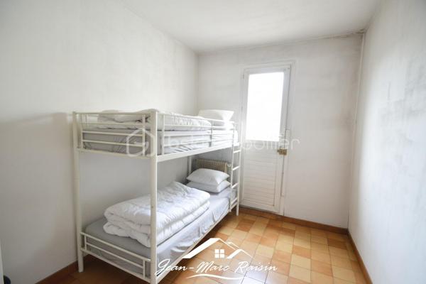 # DRANCY – Appartement avec un potentiel exceptionnel ! 65 m² habitables + sous-sol aménageable – 3 parkings et garage.

**Vous recherchez un bien à personnaliser selon vos envies ? Cette opportunité est faite pour vous !**

Situé en rez de chaussée, cet appartement de 65 m² offre un potentiel rare grâce à son vaste sous-sol (non compris dans la surface habitable), permettant d'imaginer un espace de vie beaucoup plus important.

L'étage principal se compose d'une entrée, d'un séjour, d'une cuisine indépendante, de deux chambres, salle d'eau et WC.

Le véritable plus de ce bien se trouve au sous-sol. Cet espace offre de nombreuses possibilités d'aménagement : trois chambres supplémentaires, seconde cuisine, d'une salle d'eau , WC, d'un espace de loisirs, d'un bureau pour le télétravail ou encore d'un logement pour accueillir famille et amis (sous réserve des autorisations et réglementations en vigueur).

À l'extérieur, vous bénéficierez d'un confort de stationnement particulièrement rare avec TROIS places de parking privatives ainsi qu'un garage fermé.

L'appartement nécessite des travaux de rénovation et un important rafraîchissement, laissant libre cours à votre imagination pour créer un bien entièrement à votre image.

### Les atouts ###
✔ Rez-de-chaussée pratique et accessible
✔ 2 chambres existantes
✔ Sous-sol offrant un fort potentiel d'aménagement
✔ Cuisine indépendante
✔ 3 places de stationnement privatives
✔ Garage fermé

### situation ###
Quartier le petit Drancy,
🚋 À proximité de la station Drancy–Bobigny du tramway T1.
🚇 Accès rapide à la future ligne 15 du Grand Paris Express (station Drancy–Bobigny), un véritable atout pour la valorisation du secteur.
🛍️ Commerces de proximité, écoles et services accessibles rapidement.
🚗 Accès facile à l'A86, à la N186 et aux principaux axes routiers.

Une visite vous permettra de mesurer tout le potentiel de ce bien unique sur le secteur.