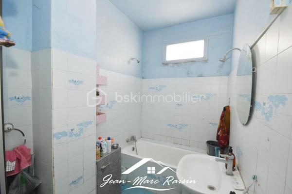 # DRANCY – Appartement avec un potentiel exceptionnel ! 65 m² habitables + sous-sol aménageable – 3 parkings et garage.

**Vous recherchez un bien à personnaliser selon vos envies ? Cette opportunité est faite pour vous !**

Situé en rez de chaussée, cet appartement de 65 m² offre un potentiel rare grâce à son vaste sous-sol (non compris dans la surface habitable), permettant d'imaginer un espace de vie beaucoup plus important.

L'étage principal se compose d'une entrée, d'un séjour, d'une cuisine indépendante, de deux chambres, salle d'eau et WC.

Le véritable plus de ce bien se trouve au sous-sol. Cet espace offre de nombreuses possibilités d'aménagement : trois chambres supplémentaires, seconde cuisine, d'une salle d'eau , WC, d'un espace de loisirs, d'un bureau pour le télétravail ou encore d'un logement pour accueillir famille et amis (sous réserve des autorisations et réglementations en vigueur).

À l'extérieur, vous bénéficierez d'un confort de stationnement particulièrement rare avec TROIS places de parking privatives ainsi qu'un garage fermé.

L'appartement nécessite des travaux de rénovation et un important rafraîchissement, laissant libre cours à votre imagination pour créer un bien entièrement à votre image.

### Les atouts ###
✔ Rez-de-chaussée pratique et accessible
✔ 2 chambres existantes
✔ Sous-sol offrant un fort potentiel d'aménagement
✔ Cuisine indépendante
✔ 3 places de stationnement privatives
✔ Garage fermé

### situation ###
Quartier le petit Drancy,
🚋 À proximité de la station Drancy–Bobigny du tramway T1.
🚇 Accès rapide à la future ligne 15 du Grand Paris Express (station Drancy–Bobigny), un véritable atout pour la valorisation du secteur.
🛍️ Commerces de proximité, écoles et services accessibles rapidement.
🚗 Accès facile à l'A86, à la N186 et aux principaux axes routiers.

Une visite vous permettra de mesurer tout le potentiel de ce bien unique sur le secteur.