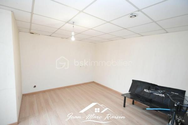 # DRANCY – Appartement avec un potentiel exceptionnel ! 65 m² habitables + sous-sol aménageable – 3 parkings et garage.

**Vous recherchez un bien à personnaliser selon vos envies ? Cette opportunité est faite pour vous !**

Situé en rez de chaussée, cet appartement de 65 m² offre un potentiel rare grâce à son vaste sous-sol (non compris dans la surface habitable), permettant d'imaginer un espace de vie beaucoup plus important.

L'étage principal se compose d'une entrée, d'un séjour, d'une cuisine indépendante, de deux chambres, salle d'eau et WC.

Le véritable plus de ce bien se trouve au sous-sol. Cet espace offre de nombreuses possibilités d'aménagement : trois chambres supplémentaires, seconde cuisine, d'une salle d'eau , WC, d'un espace de loisirs, d'un bureau pour le télétravail ou encore d'un logement pour accueillir famille et amis (sous réserve des autorisations et réglementations en vigueur).

À l'extérieur, vous bénéficierez d'un confort de stationnement particulièrement rare avec TROIS places de parking privatives ainsi qu'un garage fermé.

L'appartement nécessite des travaux de rénovation et un important rafraîchissement, laissant libre cours à votre imagination pour créer un bien entièrement à votre image.

### Les atouts ###
✔ Rez-de-chaussée pratique et accessible
✔ 2 chambres existantes
✔ Sous-sol offrant un fort potentiel d'aménagement
✔ Cuisine indépendante
✔ 3 places de stationnement privatives
✔ Garage fermé

### situation ###
Quartier le petit Drancy,
🚋 À proximité de la station Drancy–Bobigny du tramway T1.
🚇 Accès rapide à la future ligne 15 du Grand Paris Express (station Drancy–Bobigny), un véritable atout pour la valorisation du secteur.
🛍️ Commerces de proximité, écoles et services accessibles rapidement.
🚗 Accès facile à l'A86, à la N186 et aux principaux axes routiers.

Une visite vous permettra de mesurer tout le potentiel de ce bien unique sur le secteur.