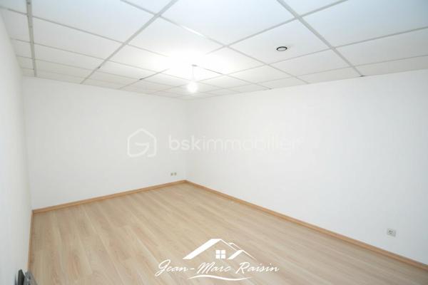 # DRANCY – Appartement avec un potentiel exceptionnel ! 65 m² habitables + sous-sol aménageable – 3 parkings et garage.

**Vous recherchez un bien à personnaliser selon vos envies ? Cette opportunité est faite pour vous !**

Situé en rez de chaussée, cet appartement de 65 m² offre un potentiel rare grâce à son vaste sous-sol (non compris dans la surface habitable), permettant d'imaginer un espace de vie beaucoup plus important.

L'étage principal se compose d'une entrée, d'un séjour, d'une cuisine indépendante, de deux chambres, salle d'eau et WC.

Le véritable plus de ce bien se trouve au sous-sol. Cet espace offre de nombreuses possibilités d'aménagement : trois chambres supplémentaires, seconde cuisine, d'une salle d'eau , WC, d'un espace de loisirs, d'un bureau pour le télétravail ou encore d'un logement pour accueillir famille et amis (sous réserve des autorisations et réglementations en vigueur).

À l'extérieur, vous bénéficierez d'un confort de stationnement particulièrement rare avec TROIS places de parking privatives ainsi qu'un garage fermé.

L'appartement nécessite des travaux de rénovation et un important rafraîchissement, laissant libre cours à votre imagination pour créer un bien entièrement à votre image.

### Les atouts ###
✔ Rez-de-chaussée pratique et accessible
✔ 2 chambres existantes
✔ Sous-sol offrant un fort potentiel d'aménagement
✔ Cuisine indépendante
✔ 3 places de stationnement privatives
✔ Garage fermé

### situation ###
Quartier le petit Drancy,
🚋 À proximité de la station Drancy–Bobigny du tramway T1.
🚇 Accès rapide à la future ligne 15 du Grand Paris Express (station Drancy–Bobigny), un véritable atout pour la valorisation du secteur.
🛍️ Commerces de proximité, écoles et services accessibles rapidement.
🚗 Accès facile à l'A86, à la N186 et aux principaux axes routiers.

Une visite vous permettra de mesurer tout le potentiel de ce bien unique sur le secteur.