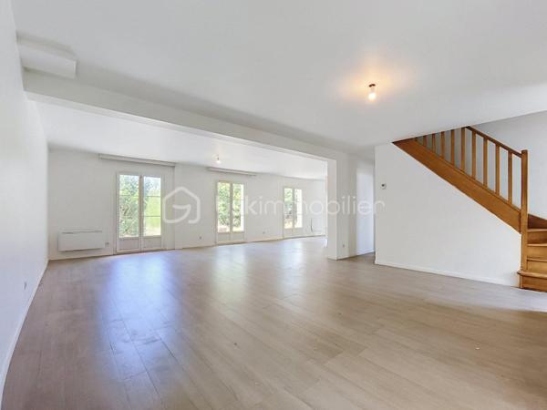 Située dans un quartier pavillonnaire calme, résidentiel et sécurisé avec portail, cette agréable maison familiale de 160 m² édifiée sur un terrain de 625 m² vous séduira par ses beaux volumes et sa fonctionnalité.

Au rez-de-chaussée
Belle pièce de vie spacieuse et lumineuse avec cuisine ouverte entièrement équipée.
Accès direct à une grande terrasse en bois, idéale pour profiter des beaux jours.
Une chambre de plain-pied.
Une salle d’eau.
Un garage individuel.
Stationnement privatif pour un véhicule.
À l’étage
Une suite parentale avec sa salle d’eau.
Trois belles chambres.
Une salle de bains.
Une buanderie.
Quelques travaux de rafraîchissement permettront de mettre cette maison à votre image.

Les + de la maison
✅ 160 m² habitables
✅ Terrain de 625 m²
✅ Terrasse en bois
✅ Chambre au rez-de-chaussée
✅ Suite parentale
✅ Garage + stationnement
✅ Quartier sécurisé avec portail
✅ Environnement calme et familial

Une situation idéale
À proximité immédiate des écoles, commerces, services, transports en commun, avec un accès rapide à l’A1, à la Francilienne et à l’aéroport Paris-Charles-de-Gaulle. Un emplacement privilégié pour concilier confort de vie et facilité de déplacement.

Prix : 485 000 € – Frais d’agence inclus.

Vous recherchez une maison spacieuse, lumineuse et idéalement située pour accueillir votre famille ? Cette maison est faite pour vous !

Contactez-nous dès aujourd’hui pour organiser une visite !