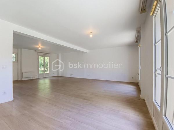 Située dans un quartier pavillonnaire calme, résidentiel et sécurisé avec portail, cette agréable maison familiale de 160 m² édifiée sur un terrain de 625 m² vous séduira par ses beaux volumes et sa fonctionnalité.

Au rez-de-chaussée
Belle pièce de vie spacieuse et lumineuse avec cuisine ouverte entièrement équipée.
Accès direct à une grande terrasse en bois, idéale pour profiter des beaux jours.
Une chambre de plain-pied.
Une salle d’eau.
Un garage individuel.
Stationnement privatif pour un véhicule.
À l’étage
Une suite parentale avec sa salle d’eau.
Trois belles chambres.
Une salle de bains.
Une buanderie.
Quelques travaux de rafraîchissement permettront de mettre cette maison à votre image.

Les + de la maison
✅ 160 m² habitables
✅ Terrain de 625 m²
✅ Terrasse en bois
✅ Chambre au rez-de-chaussée
✅ Suite parentale
✅ Garage + stationnement
✅ Quartier sécurisé avec portail
✅ Environnement calme et familial

Une situation idéale
À proximité immédiate des écoles, commerces, services, transports en commun, avec un accès rapide à l’A1, à la Francilienne et à l’aéroport Paris-Charles-de-Gaulle. Un emplacement privilégié pour concilier confort de vie et facilité de déplacement.

Prix : 485 000 € – Frais d’agence inclus.

Vous recherchez une maison spacieuse, lumineuse et idéalement située pour accueillir votre famille ? Cette maison est faite pour vous !

Contactez-nous dès aujourd’hui pour organiser une visite !