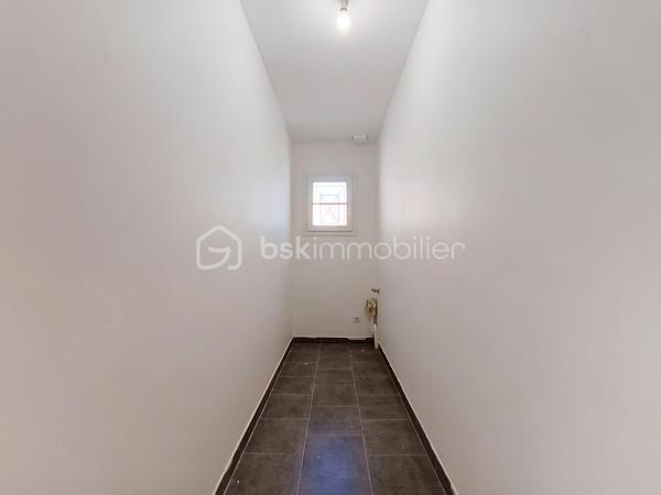 Située dans un quartier pavillonnaire calme, résidentiel et sécurisé avec portail, cette agréable maison familiale de 160 m² édifiée sur un terrain de 625 m² vous séduira par ses beaux volumes et sa fonctionnalité.

Au rez-de-chaussée
Belle pièce de vie spacieuse et lumineuse avec cuisine ouverte entièrement équipée.
Accès direct à une grande terrasse en bois, idéale pour profiter des beaux jours.
Une chambre de plain-pied.
Une salle d’eau.
Un garage individuel.
Stationnement privatif pour un véhicule.
À l’étage
Une suite parentale avec sa salle d’eau.
Trois belles chambres.
Une salle de bains.
Une buanderie.
Quelques travaux de rafraîchissement permettront de mettre cette maison à votre image.

Les + de la maison
✅ 160 m² habitables
✅ Terrain de 625 m²
✅ Terrasse en bois
✅ Chambre au rez-de-chaussée
✅ Suite parentale
✅ Garage + stationnement
✅ Quartier sécurisé avec portail
✅ Environnement calme et familial

Une situation idéale
À proximité immédiate des écoles, commerces, services, transports en commun, avec un accès rapide à l’A1, à la Francilienne et à l’aéroport Paris-Charles-de-Gaulle. Un emplacement privilégié pour concilier confort de vie et facilité de déplacement.

Prix : 485 000 € – Frais d’agence inclus.

Vous recherchez une maison spacieuse, lumineuse et idéalement située pour accueillir votre famille ? Cette maison est faite pour vous !

Contactez-nous dès aujourd’hui pour organiser une visite !