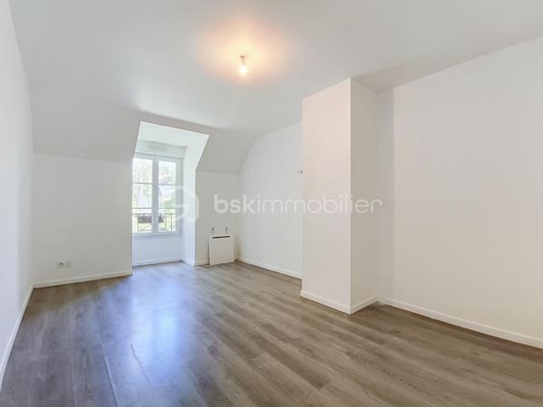 Située dans un quartier pavillonnaire calme, résidentiel et sécurisé avec portail, cette agréable maison familiale de 160 m² édifiée sur un terrain de 625 m² vous séduira par ses beaux volumes et sa fonctionnalité.

Au rez-de-chaussée
Belle pièce de vie spacieuse et lumineuse avec cuisine ouverte entièrement équipée.
Accès direct à une grande terrasse en bois, idéale pour profiter des beaux jours.
Une chambre de plain-pied.
Une salle d’eau.
Un garage individuel.
Stationnement privatif pour un véhicule.
À l’étage
Une suite parentale avec sa salle d’eau.
Trois belles chambres.
Une salle de bains.
Une buanderie.
Quelques travaux de rafraîchissement permettront de mettre cette maison à votre image.

Les + de la maison
✅ 160 m² habitables
✅ Terrain de 625 m²
✅ Terrasse en bois
✅ Chambre au rez-de-chaussée
✅ Suite parentale
✅ Garage + stationnement
✅ Quartier sécurisé avec portail
✅ Environnement calme et familial

Une situation idéale
À proximité immédiate des écoles, commerces, services, transports en commun, avec un accès rapide à l’A1, à la Francilienne et à l’aéroport Paris-Charles-de-Gaulle. Un emplacement privilégié pour concilier confort de vie et facilité de déplacement.

Prix : 485 000 € – Frais d’agence inclus.

Vous recherchez une maison spacieuse, lumineuse et idéalement située pour accueillir votre famille ? Cette maison est faite pour vous !

Contactez-nous dès aujourd’hui pour organiser une visite !