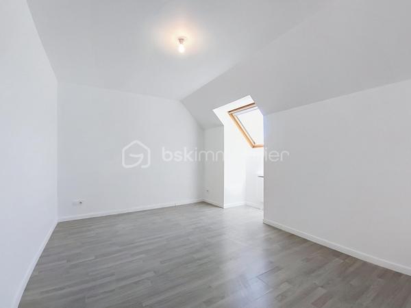 Située dans un quartier pavillonnaire calme, résidentiel et sécurisé avec portail, cette agréable maison familiale de 160 m² édifiée sur un terrain de 625 m² vous séduira par ses beaux volumes et sa fonctionnalité.

Au rez-de-chaussée
Belle pièce de vie spacieuse et lumineuse avec cuisine ouverte entièrement équipée.
Accès direct à une grande terrasse en bois, idéale pour profiter des beaux jours.
Une chambre de plain-pied.
Une salle d’eau.
Un garage individuel.
Stationnement privatif pour un véhicule.
À l’étage
Une suite parentale avec sa salle d’eau.
Trois belles chambres.
Une salle de bains.
Une buanderie.
Quelques travaux de rafraîchissement permettront de mettre cette maison à votre image.

Les + de la maison
✅ 160 m² habitables
✅ Terrain de 625 m²
✅ Terrasse en bois
✅ Chambre au rez-de-chaussée
✅ Suite parentale
✅ Garage + stationnement
✅ Quartier sécurisé avec portail
✅ Environnement calme et familial

Une situation idéale
À proximité immédiate des écoles, commerces, services, transports en commun, avec un accès rapide à l’A1, à la Francilienne et à l’aéroport Paris-Charles-de-Gaulle. Un emplacement privilégié pour concilier confort de vie et facilité de déplacement.

Prix : 485 000 € – Frais d’agence inclus.

Vous recherchez une maison spacieuse, lumineuse et idéalement située pour accueillir votre famille ? Cette maison est faite pour vous !

Contactez-nous dès aujourd’hui pour organiser une visite !