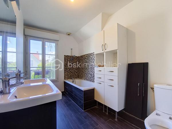 Située dans un quartier pavillonnaire calme, résidentiel et sécurisé avec portail, cette agréable maison familiale de 160 m² édifiée sur un terrain de 625 m² vous séduira par ses beaux volumes et sa fonctionnalité.

Au rez-de-chaussée
Belle pièce de vie spacieuse et lumineuse avec cuisine ouverte entièrement équipée.
Accès direct à une grande terrasse en bois, idéale pour profiter des beaux jours.
Une chambre de plain-pied.
Une salle d’eau.
Un garage individuel.
Stationnement privatif pour un véhicule.
À l’étage
Une suite parentale avec sa salle d’eau.
Trois belles chambres.
Une salle de bains.
Une buanderie.
Quelques travaux de rafraîchissement permettront de mettre cette maison à votre image.

Les + de la maison
✅ 160 m² habitables
✅ Terrain de 625 m²
✅ Terrasse en bois
✅ Chambre au rez-de-chaussée
✅ Suite parentale
✅ Garage + stationnement
✅ Quartier sécurisé avec portail
✅ Environnement calme et familial

Une situation idéale
À proximité immédiate des écoles, commerces, services, transports en commun, avec un accès rapide à l’A1, à la Francilienne et à l’aéroport Paris-Charles-de-Gaulle. Un emplacement privilégié pour concilier confort de vie et facilité de déplacement.

Prix : 485 000 € – Frais d’agence inclus.

Vous recherchez une maison spacieuse, lumineuse et idéalement située pour accueillir votre famille ? Cette maison est faite pour vous !

Contactez-nous dès aujourd’hui pour organiser une visite !