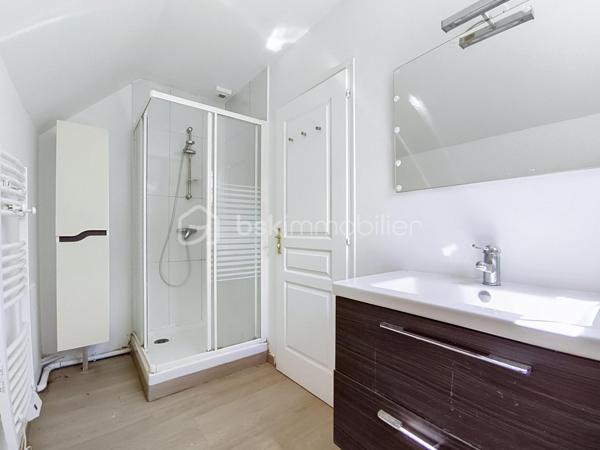 Située dans un quartier pavillonnaire calme, résidentiel et sécurisé avec portail, cette agréable maison familiale de 160 m² édifiée sur un terrain de 625 m² vous séduira par ses beaux volumes et sa fonctionnalité.

Au rez-de-chaussée
Belle pièce de vie spacieuse et lumineuse avec cuisine ouverte entièrement équipée.
Accès direct à une grande terrasse en bois, idéale pour profiter des beaux jours.
Une chambre de plain-pied.
Une salle d’eau.
Un garage individuel.
Stationnement privatif pour un véhicule.
À l’étage
Une suite parentale avec sa salle d’eau.
Trois belles chambres.
Une salle de bains.
Une buanderie.
Quelques travaux de rafraîchissement permettront de mettre cette maison à votre image.

Les + de la maison
✅ 160 m² habitables
✅ Terrain de 625 m²
✅ Terrasse en bois
✅ Chambre au rez-de-chaussée
✅ Suite parentale
✅ Garage + stationnement
✅ Quartier sécurisé avec portail
✅ Environnement calme et familial

Une situation idéale
À proximité immédiate des écoles, commerces, services, transports en commun, avec un accès rapide à l’A1, à la Francilienne et à l’aéroport Paris-Charles-de-Gaulle. Un emplacement privilégié pour concilier confort de vie et facilité de déplacement.

Prix : 485 000 € – Frais d’agence inclus.

Vous recherchez une maison spacieuse, lumineuse et idéalement située pour accueillir votre famille ? Cette maison est faite pour vous !

Contactez-nous dès aujourd’hui pour organiser une visite !