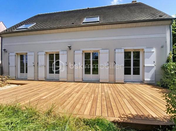 Située dans un quartier pavillonnaire calme, résidentiel et sécurisé avec portail, cette agréable maison familiale de 160 m² édifiée sur un terrain de 625 m² vous séduira par ses beaux volumes et sa fonctionnalité.

Au rez-de-chaussée
Belle pièce de vie spacieuse et lumineuse avec cuisine ouverte entièrement équipée.
Accès direct à une grande terrasse en bois, idéale pour profiter des beaux jours.
Une chambre de plain-pied.
Une salle d’eau.
Un garage individuel.
Stationnement privatif pour un véhicule.
À l’étage
Une suite parentale avec sa salle d’eau.
Trois belles chambres.
Une salle de bains.
Une buanderie.
Quelques travaux de rafraîchissement permettront de mettre cette maison à votre image.

Les + de la maison
✅ 160 m² habitables
✅ Terrain de 625 m²
✅ Terrasse en bois
✅ Chambre au rez-de-chaussée
✅ Suite parentale
✅ Garage + stationnement
✅ Quartier sécurisé avec portail
✅ Environnement calme et familial

Une situation idéale
À proximité immédiate des écoles, commerces, services, transports en commun, avec un accès rapide à l’A1, à la Francilienne et à l’aéroport Paris-Charles-de-Gaulle. Un emplacement privilégié pour concilier confort de vie et facilité de déplacement.

Prix : 485 000 € – Frais d’agence inclus.

Vous recherchez une maison spacieuse, lumineuse et idéalement située pour accueillir votre famille ? Cette maison est faite pour vous !

Contactez-nous dès aujourd’hui pour organiser une visite !