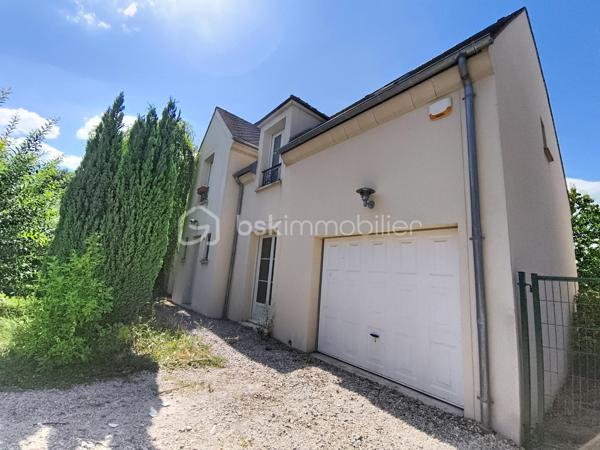 Située dans un quartier pavillonnaire calme, résidentiel et sécurisé avec portail, cette agréable maison familiale de 160 m² édifiée sur un terrain de 625 m² vous séduira par ses beaux volumes et sa fonctionnalité.

Au rez-de-chaussée
Belle pièce de vie spacieuse et lumineuse avec cuisine ouverte entièrement équipée.
Accès direct à une grande terrasse en bois, idéale pour profiter des beaux jours.
Une chambre de plain-pied.
Une salle d’eau.
Un garage individuel.
Stationnement privatif pour un véhicule.
À l’étage
Une suite parentale avec sa salle d’eau.
Trois belles chambres.
Une salle de bains.
Une buanderie.
Quelques travaux de rafraîchissement permettront de mettre cette maison à votre image.

Les + de la maison
✅ 160 m² habitables
✅ Terrain de 625 m²
✅ Terrasse en bois
✅ Chambre au rez-de-chaussée
✅ Suite parentale
✅ Garage + stationnement
✅ Quartier sécurisé avec portail
✅ Environnement calme et familial

Une situation idéale
À proximité immédiate des écoles, commerces, services, transports en commun, avec un accès rapide à l’A1, à la Francilienne et à l’aéroport Paris-Charles-de-Gaulle. Un emplacement privilégié pour concilier confort de vie et facilité de déplacement.

Prix : 485 000 € – Frais d’agence inclus.

Vous recherchez une maison spacieuse, lumineuse et idéalement située pour accueillir votre famille ? Cette maison est faite pour vous !

Contactez-nous dès aujourd’hui pour organiser une visite !