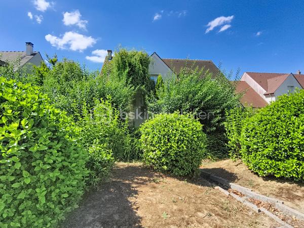 Située dans un quartier pavillonnaire calme, résidentiel et sécurisé avec portail, cette agréable maison familiale de 160 m² édifiée sur un terrain de 625 m² vous séduira par ses beaux volumes et sa fonctionnalité.

Au rez-de-chaussée
Belle pièce de vie spacieuse et lumineuse avec cuisine ouverte entièrement équipée.
Accès direct à une grande terrasse en bois, idéale pour profiter des beaux jours.
Une chambre de plain-pied.
Une salle d’eau.
Un garage individuel.
Stationnement privatif pour un véhicule.
À l’étage
Une suite parentale avec sa salle d’eau.
Trois belles chambres.
Une salle de bains.
Une buanderie.
Quelques travaux de rafraîchissement permettront de mettre cette maison à votre image.

Les + de la maison
✅ 160 m² habitables
✅ Terrain de 625 m²
✅ Terrasse en bois
✅ Chambre au rez-de-chaussée
✅ Suite parentale
✅ Garage + stationnement
✅ Quartier sécurisé avec portail
✅ Environnement calme et familial

Une situation idéale
À proximité immédiate des écoles, commerces, services, transports en commun, avec un accès rapide à l’A1, à la Francilienne et à l’aéroport Paris-Charles-de-Gaulle. Un emplacement privilégié pour concilier confort de vie et facilité de déplacement.

Prix : 485 000 € – Frais d’agence inclus.

Vous recherchez une maison spacieuse, lumineuse et idéalement située pour accueillir votre famille ? Cette maison est faite pour vous !

Contactez-nous dès aujourd’hui pour organiser une visite !