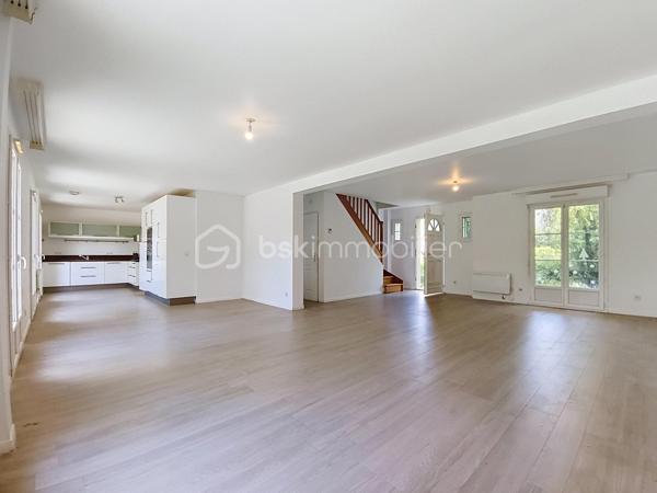 Située dans un quartier pavillonnaire calme, résidentiel et sécurisé avec portail, cette agréable maison familiale de 160 m² édifiée sur un terrain de 625 m² vous séduira par ses beaux volumes et sa fonctionnalité.

Au rez-de-chaussée
Belle pièce de vie spacieuse et lumineuse avec cuisine ouverte entièrement équipée.
Accès direct à une grande terrasse en bois, idéale pour profiter des beaux jours.
Une chambre de plain-pied.
Une salle d’eau.
Un garage individuel.
Stationnement privatif pour un véhicule.
À l’étage
Une suite parentale avec sa salle d’eau.
Trois belles chambres.
Une salle de bains.
Une buanderie.
Quelques travaux de rafraîchissement permettront de mettre cette maison à votre image.

Les + de la maison
✅ 160 m² habitables
✅ Terrain de 625 m²
✅ Terrasse en bois
✅ Chambre au rez-de-chaussée
✅ Suite parentale
✅ Garage + stationnement
✅ Quartier sécurisé avec portail
✅ Environnement calme et familial

Une situation idéale
À proximité immédiate des écoles, commerces, services, transports en commun, avec un accès rapide à l’A1, à la Francilienne et à l’aéroport Paris-Charles-de-Gaulle. Un emplacement privilégié pour concilier confort de vie et facilité de déplacement.

Prix : 485 000 € – Frais d’agence inclus.

Vous recherchez une maison spacieuse, lumineuse et idéalement située pour accueillir votre famille ? Cette maison est faite pour vous !

Contactez-nous dès aujourd’hui pour organiser une visite !