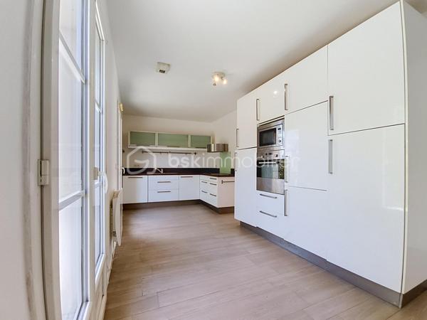 Située dans un quartier pavillonnaire calme, résidentiel et sécurisé avec portail, cette agréable maison familiale de 160 m² édifiée sur un terrain de 625 m² vous séduira par ses beaux volumes et sa fonctionnalité.

Au rez-de-chaussée
Belle pièce de vie spacieuse et lumineuse avec cuisine ouverte entièrement équipée.
Accès direct à une grande terrasse en bois, idéale pour profiter des beaux jours.
Une chambre de plain-pied.
Une salle d’eau.
Un garage individuel.
Stationnement privatif pour un véhicule.
À l’étage
Une suite parentale avec sa salle d’eau.
Trois belles chambres.
Une salle de bains.
Une buanderie.
Quelques travaux de rafraîchissement permettront de mettre cette maison à votre image.

Les + de la maison
✅ 160 m² habitables
✅ Terrain de 625 m²
✅ Terrasse en bois
✅ Chambre au rez-de-chaussée
✅ Suite parentale
✅ Garage + stationnement
✅ Quartier sécurisé avec portail
✅ Environnement calme et familial

Une situation idéale
À proximité immédiate des écoles, commerces, services, transports en commun, avec un accès rapide à l’A1, à la Francilienne et à l’aéroport Paris-Charles-de-Gaulle. Un emplacement privilégié pour concilier confort de vie et facilité de déplacement.

Prix : 485 000 € – Frais d’agence inclus.

Vous recherchez une maison spacieuse, lumineuse et idéalement située pour accueillir votre famille ? Cette maison est faite pour vous !

Contactez-nous dès aujourd’hui pour organiser une visite !