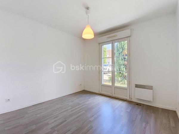 Située dans un quartier pavillonnaire calme, résidentiel et sécurisé avec portail, cette agréable maison familiale de 160 m² édifiée sur un terrain de 625 m² vous séduira par ses beaux volumes et sa fonctionnalité.

Au rez-de-chaussée
Belle pièce de vie spacieuse et lumineuse avec cuisine ouverte entièrement équipée.
Accès direct à une grande terrasse en bois, idéale pour profiter des beaux jours.
Une chambre de plain-pied.
Une salle d’eau.
Un garage individuel.
Stationnement privatif pour un véhicule.
À l’étage
Une suite parentale avec sa salle d’eau.
Trois belles chambres.
Une salle de bains.
Une buanderie.
Quelques travaux de rafraîchissement permettront de mettre cette maison à votre image.

Les + de la maison
✅ 160 m² habitables
✅ Terrain de 625 m²
✅ Terrasse en bois
✅ Chambre au rez-de-chaussée
✅ Suite parentale
✅ Garage + stationnement
✅ Quartier sécurisé avec portail
✅ Environnement calme et familial

Une situation idéale
À proximité immédiate des écoles, commerces, services, transports en commun, avec un accès rapide à l’A1, à la Francilienne et à l’aéroport Paris-Charles-de-Gaulle. Un emplacement privilégié pour concilier confort de vie et facilité de déplacement.

Prix : 485 000 € – Frais d’agence inclus.

Vous recherchez une maison spacieuse, lumineuse et idéalement située pour accueillir votre famille ? Cette maison est faite pour vous !

Contactez-nous dès aujourd’hui pour organiser une visite !