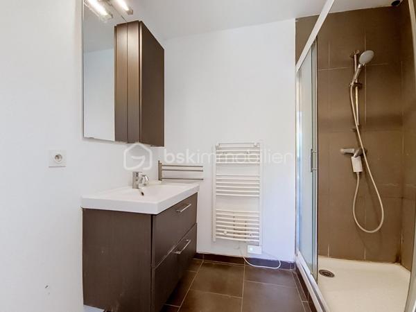Située dans un quartier pavillonnaire calme, résidentiel et sécurisé avec portail, cette agréable maison familiale de 160 m² édifiée sur un terrain de 625 m² vous séduira par ses beaux volumes et sa fonctionnalité.

Au rez-de-chaussée
Belle pièce de vie spacieuse et lumineuse avec cuisine ouverte entièrement équipée.
Accès direct à une grande terrasse en bois, idéale pour profiter des beaux jours.
Une chambre de plain-pied.
Une salle d’eau.
Un garage individuel.
Stationnement privatif pour un véhicule.
À l’étage
Une suite parentale avec sa salle d’eau.
Trois belles chambres.
Une salle de bains.
Une buanderie.
Quelques travaux de rafraîchissement permettront de mettre cette maison à votre image.

Les + de la maison
✅ 160 m² habitables
✅ Terrain de 625 m²
✅ Terrasse en bois
✅ Chambre au rez-de-chaussée
✅ Suite parentale
✅ Garage + stationnement
✅ Quartier sécurisé avec portail
✅ Environnement calme et familial

Une situation idéale
À proximité immédiate des écoles, commerces, services, transports en commun, avec un accès rapide à l’A1, à la Francilienne et à l’aéroport Paris-Charles-de-Gaulle. Un emplacement privilégié pour concilier confort de vie et facilité de déplacement.

Prix : 485 000 € – Frais d’agence inclus.

Vous recherchez une maison spacieuse, lumineuse et idéalement située pour accueillir votre famille ? Cette maison est faite pour vous !

Contactez-nous dès aujourd’hui pour organiser une visite !