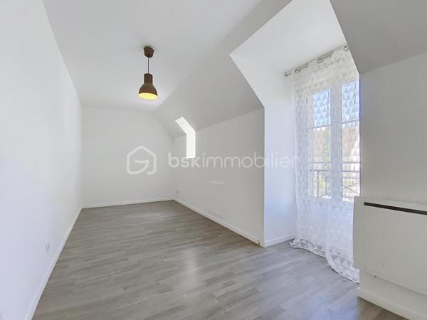 Située dans un quartier pavillonnaire calme, résidentiel et sécurisé avec portail, cette agréable maison familiale de 160 m² édifiée sur un terrain de 625 m² vous séduira par ses beaux volumes et sa fonctionnalité.

Au rez-de-chaussée
Belle pièce de vie spacieuse et lumineuse avec cuisine ouverte entièrement équipée.
Accès direct à une grande terrasse en bois, idéale pour profiter des beaux jours.
Une chambre de plain-pied.
Une salle d’eau.
Un garage individuel.
Stationnement privatif pour un véhicule.
À l’étage
Une suite parentale avec sa salle d’eau.
Trois belles chambres.
Une salle de bains.
Une buanderie.
Quelques travaux de rafraîchissement permettront de mettre cette maison à votre image.

Les + de la maison
✅ 160 m² habitables
✅ Terrain de 625 m²
✅ Terrasse en bois
✅ Chambre au rez-de-chaussée
✅ Suite parentale
✅ Garage + stationnement
✅ Quartier sécurisé avec portail
✅ Environnement calme et familial

Une situation idéale
À proximité immédiate des écoles, commerces, services, transports en commun, avec un accès rapide à l’A1, à la Francilienne et à l’aéroport Paris-Charles-de-Gaulle. Un emplacement privilégié pour concilier confort de vie et facilité de déplacement.

Prix : 485 000 € – Frais d’agence inclus.

Vous recherchez une maison spacieuse, lumineuse et idéalement située pour accueillir votre famille ? Cette maison est faite pour vous !

Contactez-nous dès aujourd’hui pour organiser une visite !