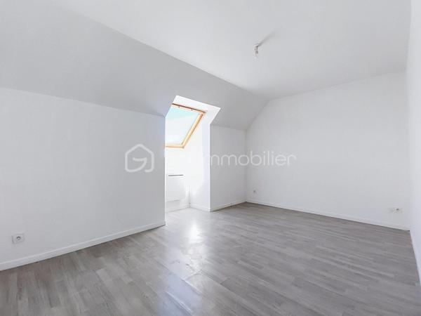 Située dans un quartier pavillonnaire calme, résidentiel et sécurisé avec portail, cette agréable maison familiale de 160 m² édifiée sur un terrain de 625 m² vous séduira par ses beaux volumes et sa fonctionnalité.

Au rez-de-chaussée
Belle pièce de vie spacieuse et lumineuse avec cuisine ouverte entièrement équipée.
Accès direct à une grande terrasse en bois, idéale pour profiter des beaux jours.
Une chambre de plain-pied.
Une salle d’eau.
Un garage individuel.
Stationnement privatif pour un véhicule.
À l’étage
Une suite parentale avec sa salle d’eau.
Trois belles chambres.
Une salle de bains.
Une buanderie.
Quelques travaux de rafraîchissement permettront de mettre cette maison à votre image.

Les + de la maison
✅ 160 m² habitables
✅ Terrain de 625 m²
✅ Terrasse en bois
✅ Chambre au rez-de-chaussée
✅ Suite parentale
✅ Garage + stationnement
✅ Quartier sécurisé avec portail
✅ Environnement calme et familial

Une situation idéale
À proximité immédiate des écoles, commerces, services, transports en commun, avec un accès rapide à l’A1, à la Francilienne et à l’aéroport Paris-Charles-de-Gaulle. Un emplacement privilégié pour concilier confort de vie et facilité de déplacement.

Prix : 485 000 € – Frais d’agence inclus.

Vous recherchez une maison spacieuse, lumineuse et idéalement située pour accueillir votre famille ? Cette maison est faite pour vous !

Contactez-nous dès aujourd’hui pour organiser une visite !