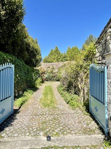 À seulement 50 minutes de Paris, avec un accès rapide via la N14, découvrez cette magnifique longère de charme où authenticité, volumes généreux et matériaux nobles se rencontrent harmonieusement.

Édifiée sur un superbe terrain de 2 247 m², cette demeure de 297 m² habitables a su conserver toute son âme grâce à une rénovation respectueuse de son caractère d’origine : pierres apparentes, prestations de qualité et cachet intemporel.

Dès l’entrée, le ton est donné avec un vaste hall de 25 m² et son WC invités. La maison offre une superbe suite parentale de 45 m² comprenant salle de bains avec douche, double vasque ainsi qu’un spacieux dressing.

La cuisine, lumineuse et conviviale, pensée comme une véritable pièce de vie, dispose également d’une arrière-cuisine. Elle s’ouvre sur une élégante salle à manger de 33 m², elle-même prolongée par un vaste salon de réception de 62 m² aux volumes exceptionnels.

Un second espace nuit indépendant propose une chambre, une salle d’eau ainsi qu’une seconde chambre en mezzanine.

À l’étage, un beau palier pouvant accueillir une salle de jeux ou un espace détente dessert :

    une quatrième chambre de 34 m² au sol,

    une salle de bains avec WC de 13 m²,

    ainsi qu’une cinquième chambre de 28 m² au sol.

Une dépendance totalement indépendante complète ce bien et offre une chambre avec salle d’eau et WC, idéale pour recevoir famille ou amis.

Côté annexes :

    double garage de 55 m²,

    stationnement pour 4 véhicules,

    deux granges de 26 m² et 45 m²,
    soit plus de 70 m² supplémentaires de stockage et de potentiel.

Les prestations techniques sont également au rendez-vous :

    pompe à chaleur,

    drainage intégral de la propriété,

    ravalement complet,

    appuis et linteaux de fenêtres refaits par un tailleur de pierre.

Une propriété rare, pleine de charme et d’authenticité, idéale pour les amoureux de belles pierres recherchant espace, confort et proximité de Paris.