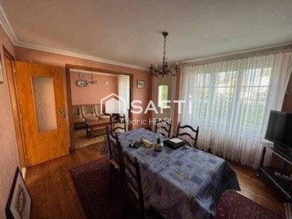 venez découvrir cette Charmante maison des années 60 proche de toutes commodités et transport.