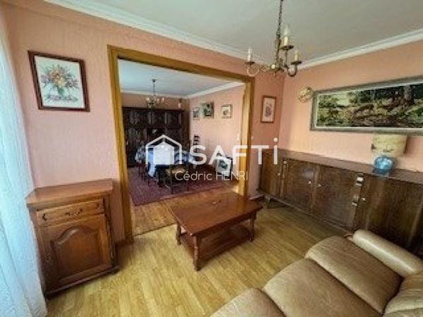 venez découvrir cette Charmante maison des années 60 proche de toutes commodités et transport.