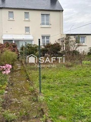 venez découvrir cette Charmante maison des années 60 proche de toutes commodités et transport.