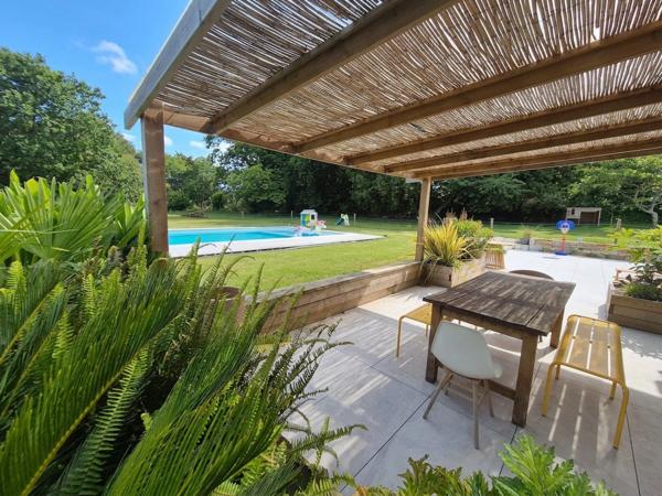 PLONÉOUR-LANVERN (29) – Corps de ferme rénové de 190 m² avec piscine, studio indépendant, penty et jardin arboré
