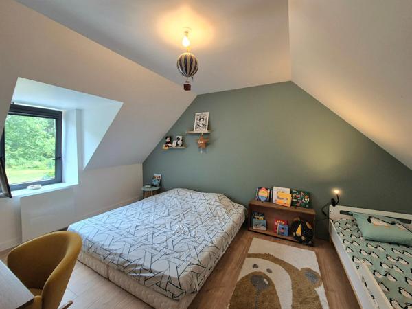 PLONÉOUR-LANVERN (29) – Corps de ferme rénové de 190 m² avec piscine, studio indépendant, penty et jardin arboré