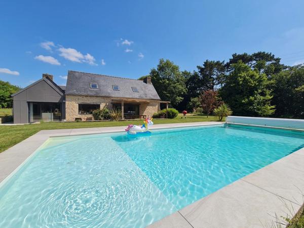 PLONÉOUR-LANVERN (29) – Corps de ferme rénové de 190 m² avec piscine, studio indépendant, penty et jardin arboré