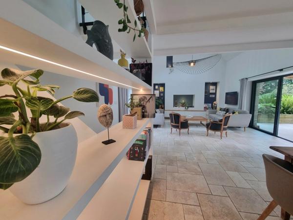 PLONÉOUR-LANVERN (29) – Corps de ferme rénové de 190 m² avec piscine, studio indépendant, penty et jardin arboré