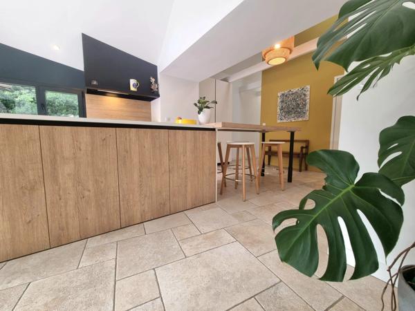 PLONÉOUR-LANVERN (29) – Corps de ferme rénové de 190 m² avec piscine, studio indépendant, penty et jardin arboré