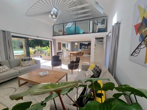 PLONÉOUR-LANVERN (29) – Corps de ferme rénové de 190 m² avec piscine, studio indépendant, penty et jardin arboré