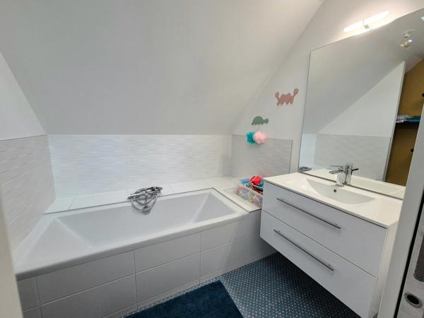 PLONÉOUR-LANVERN (29) – Corps de ferme rénové de 190 m² avec piscine, studio indépendant, penty et jardin arboré