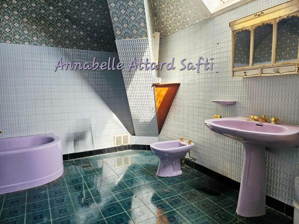 Ensemble d'une ancienne maison bourgeoise des années 1900  et d'un local commercial  à restaurer