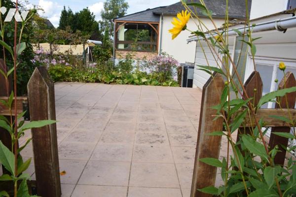 Vente sur le commune de Château-Gontier-Sur-Mayenne une maison avec jardin et garage 