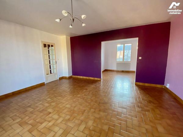 A Salbris, maison sur sous-sol spacieuse et lumineuse idéale pour une famille nombreuse. Vous s...