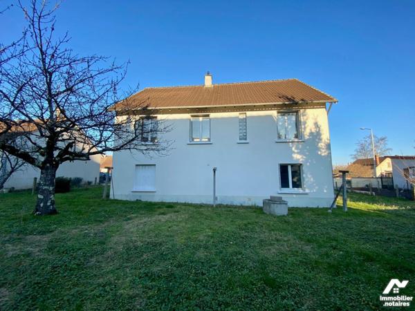 A Salbris, maison sur sous-sol spacieuse et lumineuse idéale pour une famille nombreuse. Vous s...