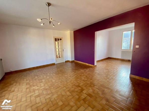 A Salbris, maison sur sous-sol spacieuse et lumineuse idéale pour une famille nombreuse. Vous s...