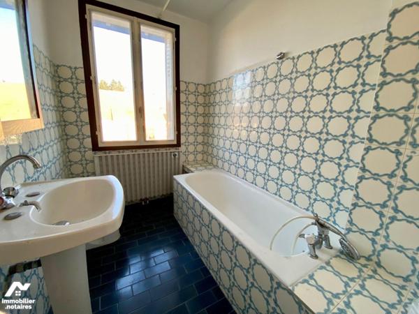 A Salbris, maison sur sous-sol spacieuse et lumineuse idéale pour une famille nombreuse. Vous s...