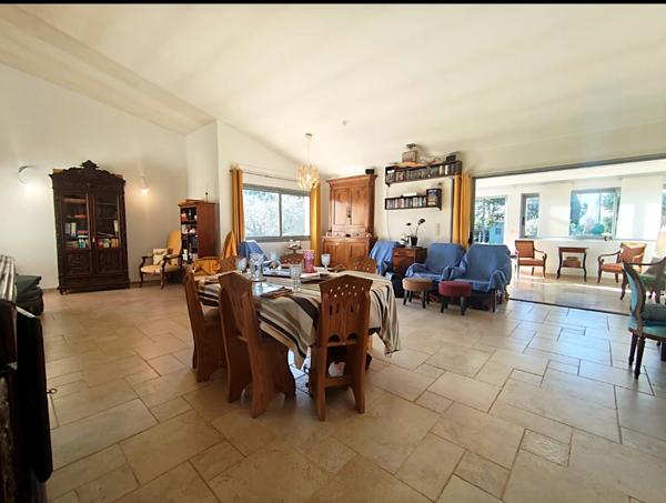 Villa de Plain-Pied Rénovée – Vue Panoramique & Prestations Haut de Gamme