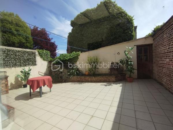 Vous recherchez une maison spacieuse pour votre famille, sans travaux à prévoir ?

Découvrez cette belle maison de 175 m² idéalement située à proximité des écoles, commerces, transports et du centre-ville.

Dès l'entrée, vous serez séduits par ses beaux volumes et son atmosphère chaleureuse : salon et salle à manger lumineux avec cheminée fonctionnelle, cuisine indépendante, véranda ouverte sur une agréable terrasse de 46 m².

La maison offre également 4 chambres dont une véritable suite parentale avec dressing et salle d'eau privative, idéale pour préserver l'intimité de chacun.

Les atouts qui font la différence :
✔ Garage
✔ Cave voûtée
✔ Toiture récente sous garantie décennale
✔ Double vitrage et volets roulants
✔ Chaudière Frisquet
✔ Adoucisseur d'eau
✔ Aucun gros travaux à prévoir

Une maison familiale rare sur le secteur offrant espace, confort et potentiel à un prix attractif.

💰 189 000 € FAI
Les honoraires d’agence sont à la charge du vendeur.

📞 Contactez moi rapidement pour organiser une visite au 07.50.47.46.92 !

Cette annonce vous est présentée par votre agent commercial BSK Immobilier Lauriane DELLEAUX immatriculé au RSAC de SAINT-QUENTIN sous le numéro 994 174 175 00012