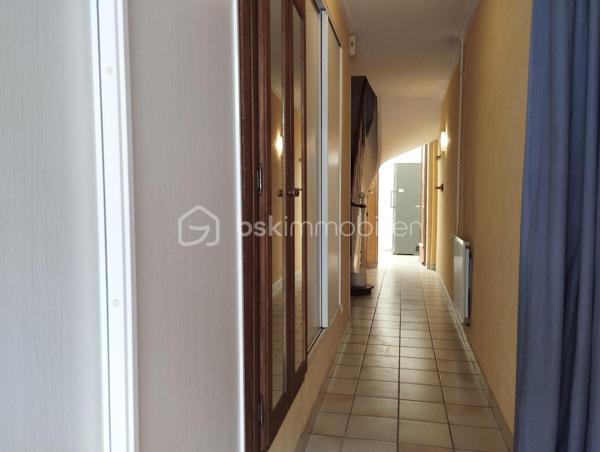 Vous recherchez une maison spacieuse pour votre famille, sans travaux à prévoir ?

Découvrez cette belle maison de 175 m² idéalement située à proximité des écoles, commerces, transports et du centre-ville.

Dès l'entrée, vous serez séduits par ses beaux volumes et son atmosphère chaleureuse : salon et salle à manger lumineux avec cheminée fonctionnelle, cuisine indépendante, véranda ouverte sur une agréable terrasse de 46 m².

La maison offre également 4 chambres dont une véritable suite parentale avec dressing et salle d'eau privative, idéale pour préserver l'intimité de chacun.

Les atouts qui font la différence :
✔ Garage
✔ Cave voûtée
✔ Toiture récente sous garantie décennale
✔ Double vitrage et volets roulants
✔ Chaudière Frisquet
✔ Adoucisseur d'eau
✔ Aucun gros travaux à prévoir

Une maison familiale rare sur le secteur offrant espace, confort et potentiel à un prix attractif.

💰 189 000 € FAI
Les honoraires d’agence sont à la charge du vendeur.

📞 Contactez moi rapidement pour organiser une visite au 07.50.47.46.92 !

Cette annonce vous est présentée par votre agent commercial BSK Immobilier Lauriane DELLEAUX immatriculé au RSAC de SAINT-QUENTIN sous le numéro 994 174 175 00012