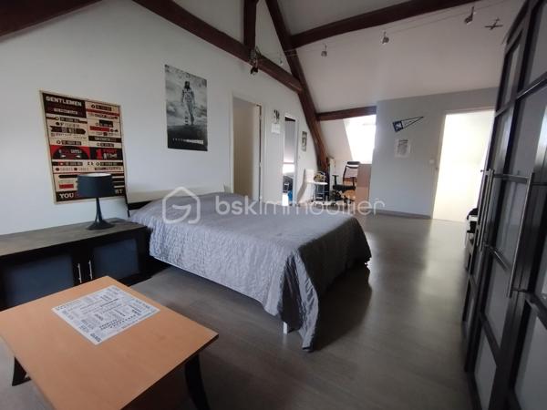 Vous recherchez une maison spacieuse pour votre famille, sans travaux à prévoir ?

Découvrez cette belle maison de 175 m² idéalement située à proximité des écoles, commerces, transports et du centre-ville.

Dès l'entrée, vous serez séduits par ses beaux volumes et son atmosphère chaleureuse : salon et salle à manger lumineux avec cheminée fonctionnelle, cuisine indépendante, véranda ouverte sur une agréable terrasse de 46 m².

La maison offre également 4 chambres dont une véritable suite parentale avec dressing et salle d'eau privative, idéale pour préserver l'intimité de chacun.

Les atouts qui font la différence :
✔ Garage
✔ Cave voûtée
✔ Toiture récente sous garantie décennale
✔ Double vitrage et volets roulants
✔ Chaudière Frisquet
✔ Adoucisseur d'eau
✔ Aucun gros travaux à prévoir

Une maison familiale rare sur le secteur offrant espace, confort et potentiel à un prix attractif.

💰 189 000 € FAI
Les honoraires d’agence sont à la charge du vendeur.

📞 Contactez moi rapidement pour organiser une visite au 07.50.47.46.92 !

Cette annonce vous est présentée par votre agent commercial BSK Immobilier Lauriane DELLEAUX immatriculé au RSAC de SAINT-QUENTIN sous le numéro 994 174 175 00012