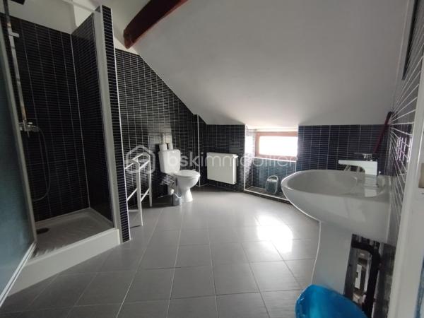 Vous recherchez une maison spacieuse pour votre famille, sans travaux à prévoir ?

Découvrez cette belle maison de 175 m² idéalement située à proximité des écoles, commerces, transports et du centre-ville.

Dès l'entrée, vous serez séduits par ses beaux volumes et son atmosphère chaleureuse : salon et salle à manger lumineux avec cheminée fonctionnelle, cuisine indépendante, véranda ouverte sur une agréable terrasse de 46 m².

La maison offre également 4 chambres dont une véritable suite parentale avec dressing et salle d'eau privative, idéale pour préserver l'intimité de chacun.

Les atouts qui font la différence :
✔ Garage
✔ Cave voûtée
✔ Toiture récente sous garantie décennale
✔ Double vitrage et volets roulants
✔ Chaudière Frisquet
✔ Adoucisseur d'eau
✔ Aucun gros travaux à prévoir

Une maison familiale rare sur le secteur offrant espace, confort et potentiel à un prix attractif.

💰 189 000 € FAI
Les honoraires d’agence sont à la charge du vendeur.

📞 Contactez moi rapidement pour organiser une visite au 07.50.47.46.92 !

Cette annonce vous est présentée par votre agent commercial BSK Immobilier Lauriane DELLEAUX immatriculé au RSAC de SAINT-QUENTIN sous le numéro 994 174 175 00012