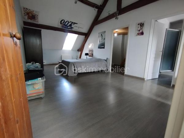 Vous recherchez une maison spacieuse pour votre famille, sans travaux à prévoir ?

Découvrez cette belle maison de 175 m² idéalement située à proximité des écoles, commerces, transports et du centre-ville.

Dès l'entrée, vous serez séduits par ses beaux volumes et son atmosphère chaleureuse : salon et salle à manger lumineux avec cheminée fonctionnelle, cuisine indépendante, véranda ouverte sur une agréable terrasse de 46 m².

La maison offre également 4 chambres dont une véritable suite parentale avec dressing et salle d'eau privative, idéale pour préserver l'intimité de chacun.

Les atouts qui font la différence :
✔ Garage
✔ Cave voûtée
✔ Toiture récente sous garantie décennale
✔ Double vitrage et volets roulants
✔ Chaudière Frisquet
✔ Adoucisseur d'eau
✔ Aucun gros travaux à prévoir

Une maison familiale rare sur le secteur offrant espace, confort et potentiel à un prix attractif.

💰 189 000 € FAI
Les honoraires d’agence sont à la charge du vendeur.

📞 Contactez moi rapidement pour organiser une visite au 07.50.47.46.92 !

Cette annonce vous est présentée par votre agent commercial BSK Immobilier Lauriane DELLEAUX immatriculé au RSAC de SAINT-QUENTIN sous le numéro 994 174 175 00012