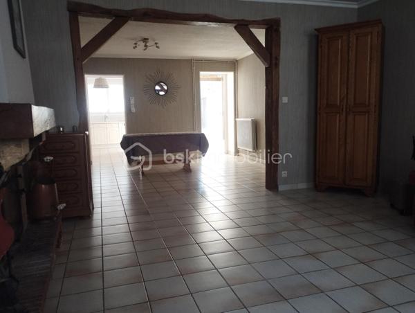 Vous recherchez une maison spacieuse pour votre famille, sans travaux à prévoir ?

Découvrez cette belle maison de 175 m² idéalement située à proximité des écoles, commerces, transports et du centre-ville.

Dès l'entrée, vous serez séduits par ses beaux volumes et son atmosphère chaleureuse : salon et salle à manger lumineux avec cheminée fonctionnelle, cuisine indépendante, véranda ouverte sur une agréable terrasse de 46 m².

La maison offre également 4 chambres dont une véritable suite parentale avec dressing et salle d'eau privative, idéale pour préserver l'intimité de chacun.

Les atouts qui font la différence :
✔ Garage
✔ Cave voûtée
✔ Toiture récente sous garantie décennale
✔ Double vitrage et volets roulants
✔ Chaudière Frisquet
✔ Adoucisseur d'eau
✔ Aucun gros travaux à prévoir

Une maison familiale rare sur le secteur offrant espace, confort et potentiel à un prix attractif.

💰 189 000 € FAI
Les honoraires d’agence sont à la charge du vendeur.

📞 Contactez moi rapidement pour organiser une visite au 07.50.47.46.92 !

Cette annonce vous est présentée par votre agent commercial BSK Immobilier Lauriane DELLEAUX immatriculé au RSAC de SAINT-QUENTIN sous le numéro 994 174 175 00012