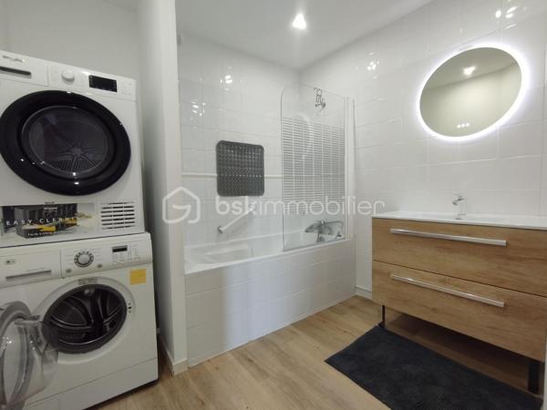 Vous recherchez une maison spacieuse pour votre famille, sans travaux à prévoir ?

Découvrez cette belle maison de 175 m² idéalement située à proximité des écoles, commerces, transports et du centre-ville.

Dès l'entrée, vous serez séduits par ses beaux volumes et son atmosphère chaleureuse : salon et salle à manger lumineux avec cheminée fonctionnelle, cuisine indépendante, véranda ouverte sur une agréable terrasse de 46 m².

La maison offre également 4 chambres dont une véritable suite parentale avec dressing et salle d'eau privative, idéale pour préserver l'intimité de chacun.

Les atouts qui font la différence :
✔ Garage
✔ Cave voûtée
✔ Toiture récente sous garantie décennale
✔ Double vitrage et volets roulants
✔ Chaudière Frisquet
✔ Adoucisseur d'eau
✔ Aucun gros travaux à prévoir

Une maison familiale rare sur le secteur offrant espace, confort et potentiel à un prix attractif.

💰 189 000 € FAI
Les honoraires d’agence sont à la charge du vendeur.

📞 Contactez moi rapidement pour organiser une visite au 07.50.47.46.92 !

Cette annonce vous est présentée par votre agent commercial BSK Immobilier Lauriane DELLEAUX immatriculé au RSAC de SAINT-QUENTIN sous le numéro 994 174 175 00012