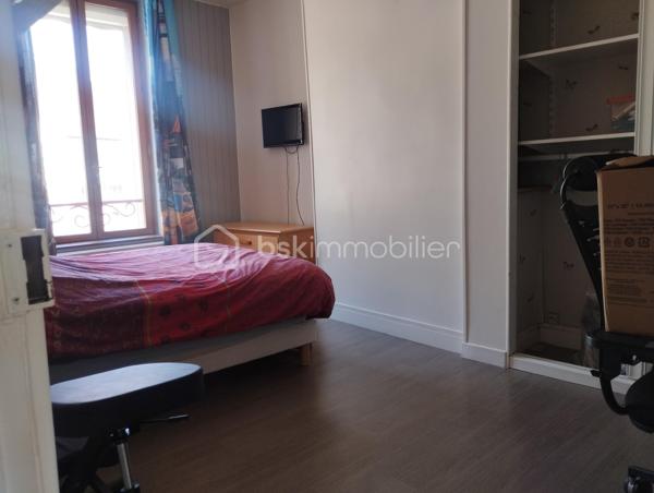 Vous recherchez une maison spacieuse pour votre famille, sans travaux à prévoir ?

Découvrez cette belle maison de 175 m² idéalement située à proximité des écoles, commerces, transports et du centre-ville.

Dès l'entrée, vous serez séduits par ses beaux volumes et son atmosphère chaleureuse : salon et salle à manger lumineux avec cheminée fonctionnelle, cuisine indépendante, véranda ouverte sur une agréable terrasse de 46 m².

La maison offre également 4 chambres dont une véritable suite parentale avec dressing et salle d'eau privative, idéale pour préserver l'intimité de chacun.

Les atouts qui font la différence :
✔ Garage
✔ Cave voûtée
✔ Toiture récente sous garantie décennale
✔ Double vitrage et volets roulants
✔ Chaudière Frisquet
✔ Adoucisseur d'eau
✔ Aucun gros travaux à prévoir

Une maison familiale rare sur le secteur offrant espace, confort et potentiel à un prix attractif.

💰 189 000 € FAI
Les honoraires d’agence sont à la charge du vendeur.

📞 Contactez moi rapidement pour organiser une visite au 07.50.47.46.92 !

Cette annonce vous est présentée par votre agent commercial BSK Immobilier Lauriane DELLEAUX immatriculé au RSAC de SAINT-QUENTIN sous le numéro 994 174 175 00012