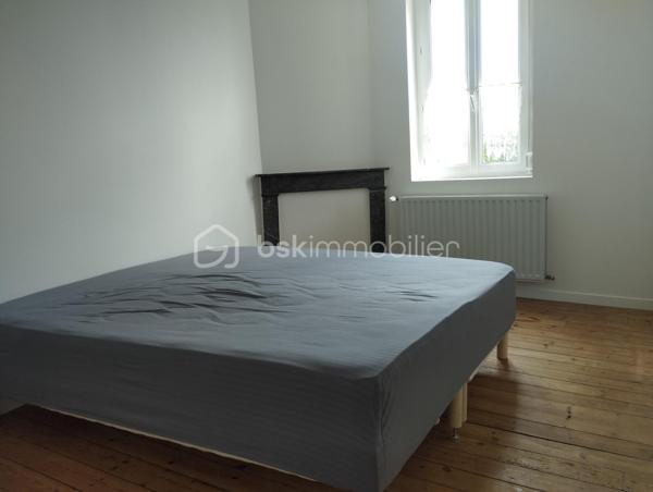 Vous recherchez une maison spacieuse pour votre famille, sans travaux à prévoir ?

Découvrez cette belle maison de 175 m² idéalement située à proximité des écoles, commerces, transports et du centre-ville.

Dès l'entrée, vous serez séduits par ses beaux volumes et son atmosphère chaleureuse : salon et salle à manger lumineux avec cheminée fonctionnelle, cuisine indépendante, véranda ouverte sur une agréable terrasse de 46 m².

La maison offre également 4 chambres dont une véritable suite parentale avec dressing et salle d'eau privative, idéale pour préserver l'intimité de chacun.

Les atouts qui font la différence :
✔ Garage
✔ Cave voûtée
✔ Toiture récente sous garantie décennale
✔ Double vitrage et volets roulants
✔ Chaudière Frisquet
✔ Adoucisseur d'eau
✔ Aucun gros travaux à prévoir

Une maison familiale rare sur le secteur offrant espace, confort et potentiel à un prix attractif.

💰 189 000 € FAI
Les honoraires d’agence sont à la charge du vendeur.

📞 Contactez moi rapidement pour organiser une visite au 07.50.47.46.92 !

Cette annonce vous est présentée par votre agent commercial BSK Immobilier Lauriane DELLEAUX immatriculé au RSAC de SAINT-QUENTIN sous le numéro 994 174 175 00012