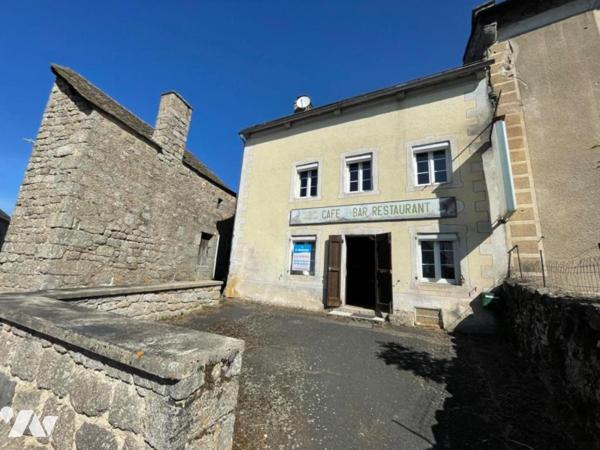 A VENDRE ANCIEN CAFE ET GARAGE A  SAINT DENIS EN MARGERIDE
